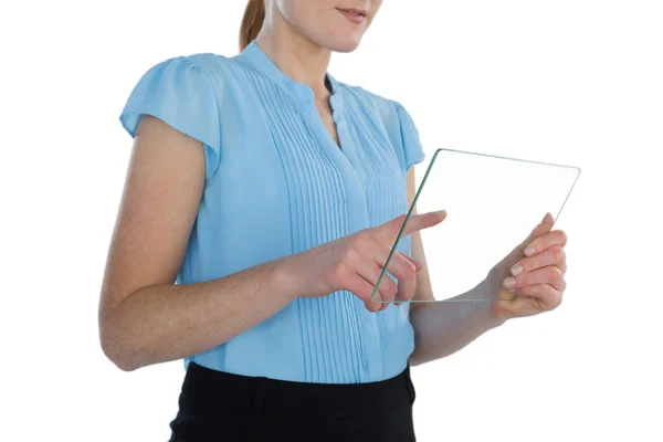 Kobieta przy użyciu interfejsu przezroczystego szkła — Zdjęcie stockowe