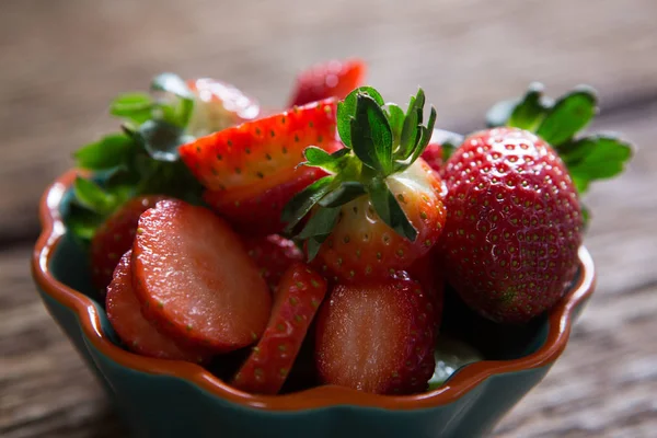 Bol de fraises sur table en bois — Photo