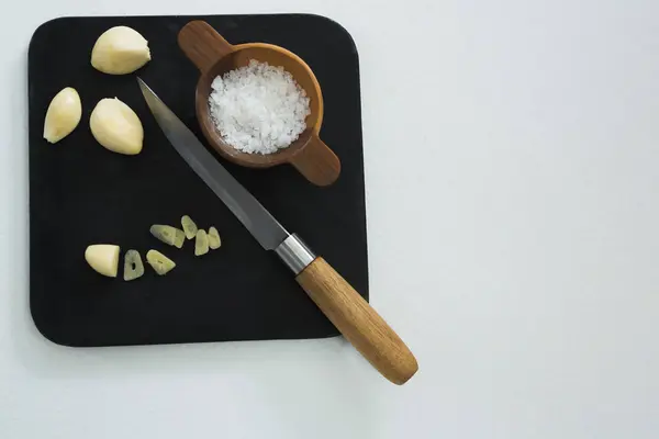 蒜茸与碗海盐和刀 — 图库照片