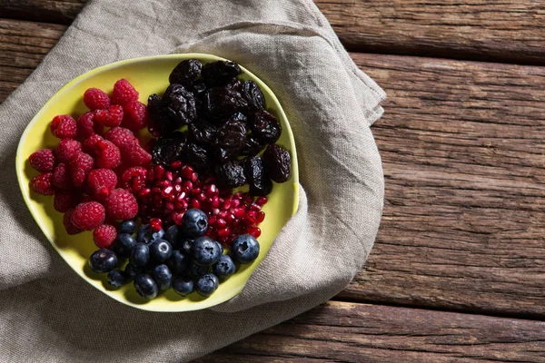 Frutas frescas en plato — Foto de Stock