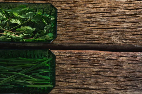 Лук и травы в миске — стоковое фото