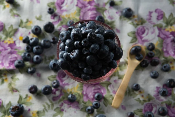 Skål med blåbär på textil — Stockfoto