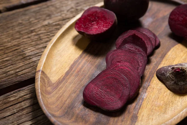 Slice of beetroots in wooden tray — Stock Photo, Image