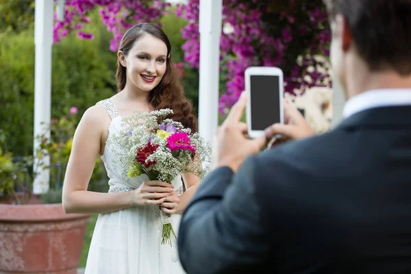 Bridegroom photographing bride — Stock Photo, Image