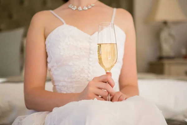 Noiva segurando champanhe — Fotografia de Stock