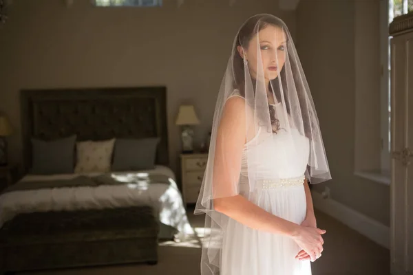 自宅のウェディング ドレスの花嫁 — ストック写真