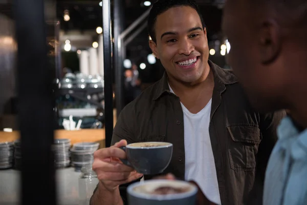 Hombre interactuando mientras toma café — Foto de Stock
