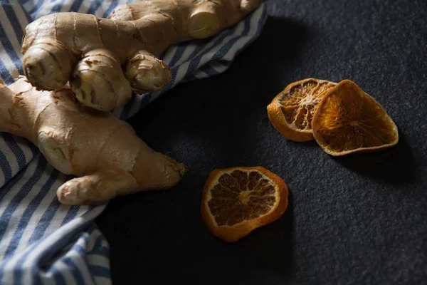 Ingwer und getrocknete Orange in Scheiben geschnitten — Stockfoto