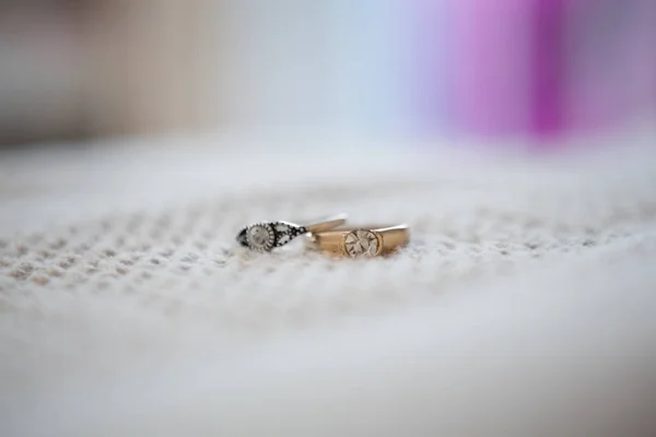 テーブルの上の結婚指輪 — ストック写真