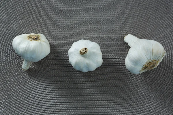 Close-up van garlics op placemat — Stockfoto