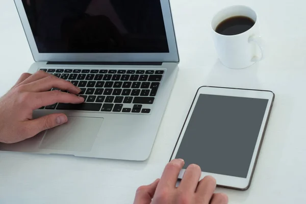 Mani ritagliate di uomo d'affari utilizzando il computer portatile — Foto Stock