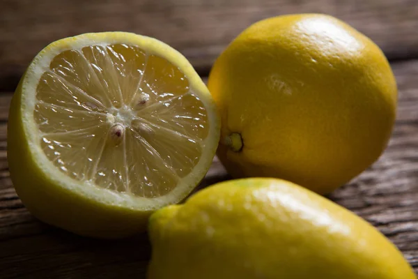 Färsk citron på träbord — Stockfoto