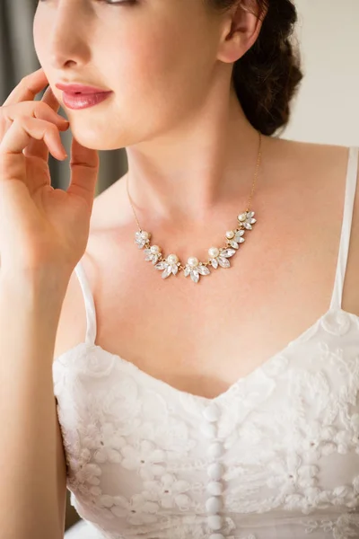 Midsection of beautiful bride wearing necklace — Stock Photo, Image