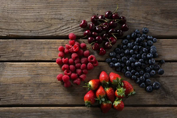 Vários frutos na mesa de madeira — Fotografia de Stock