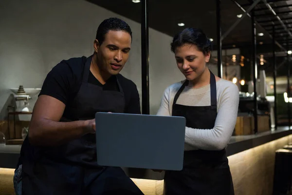 Waiter and waitresses discussing — Stock Photo, Image