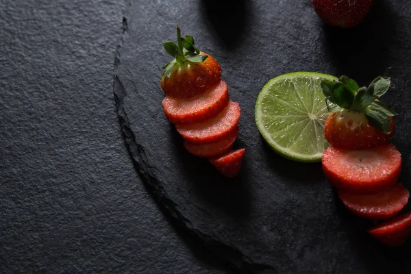 Sliced strawberries and lemon on tray — Stock Photo, Image
