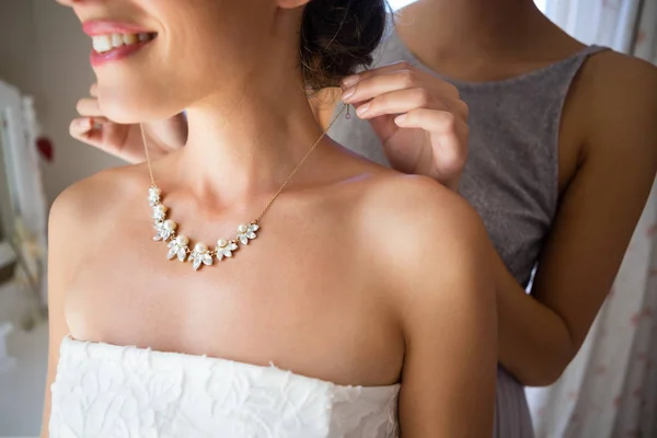 Koszorúslány a menyasszony nyaklánc szobában rögzítő — Stock Fotó