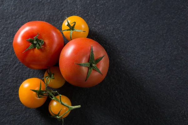 Tomaten op zwarte achtergrond — Stockfoto