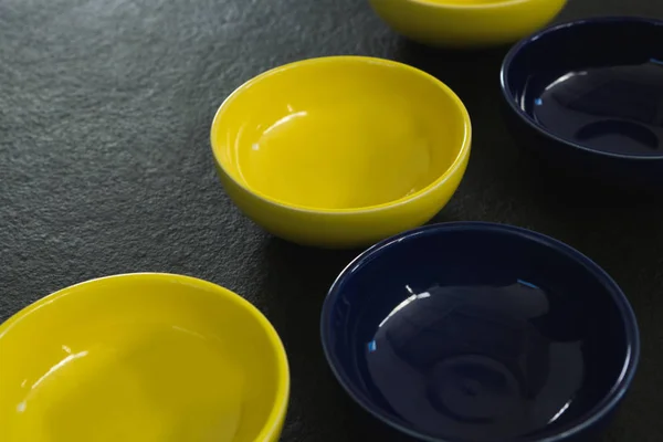 Žluté a modré Plastové misky — Stock fotografie