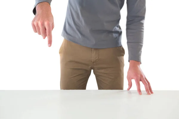 Hombre de negocios haciendo gestos mientras está de pie en la mesa —  Fotos de Stock