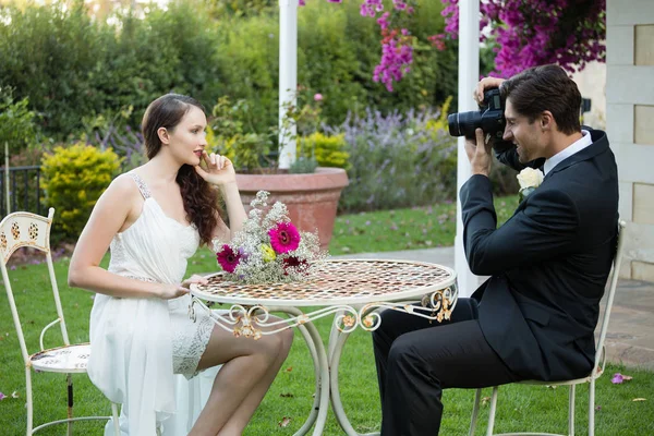 Bridegroom photographing bride — Stock Photo, Image