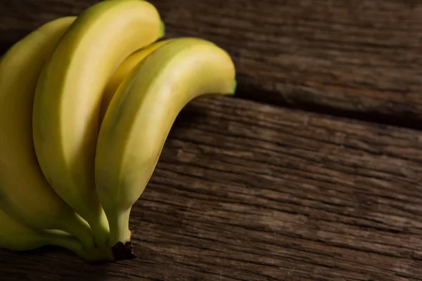 Świeże organiczne banany na drewnianym stole — Zdjęcie stockowe