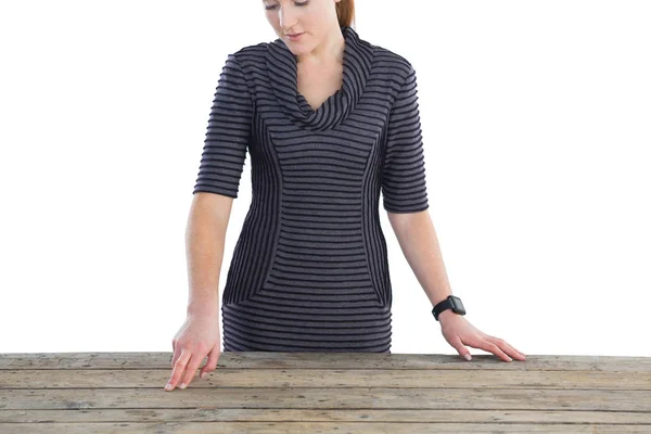 Mujer de negocios tocando mesa de madera — Foto de Stock