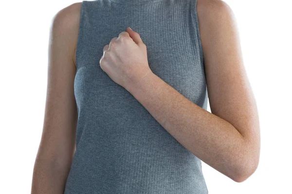 Bizneswoman z ręki na klatce piersiowej — Zdjęcie stockowe