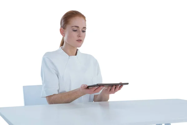 Tablet bilgisayar holding iş kadını — Stok fotoğraf