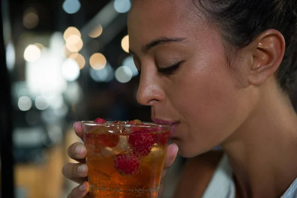 Mooie vrouw met drankje — Stockfoto