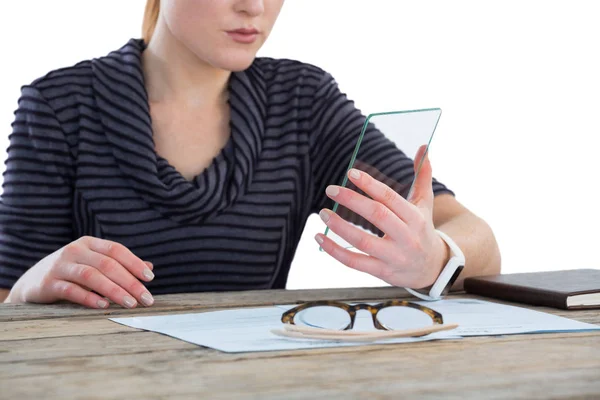 Zakenvrouw met transparant glas-interface — Stockfoto