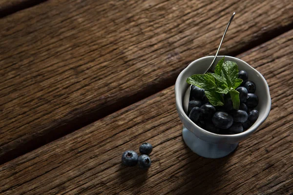 Μπολ με blueberries γαρνιρισμένο με δυόσμο — Φωτογραφία Αρχείου