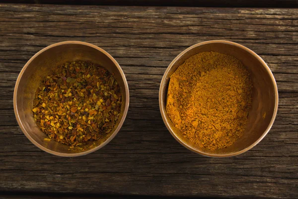 Copos de pimiento rojo y polvo de curry en un tazón —  Fotos de Stock