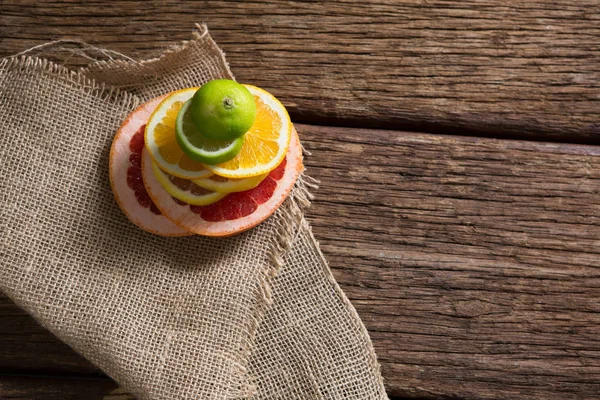 Stapel van diverse citrus segmenten — Stockfoto