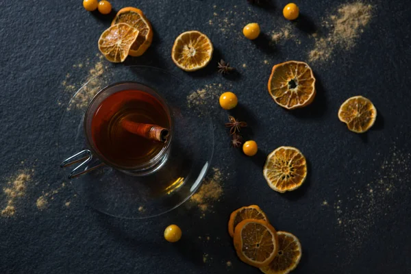 Xícara de chá com pau de canela e frutas — Fotografia de Stock
