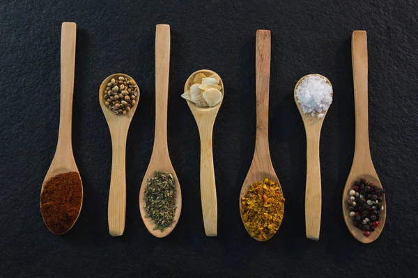 Varie spezie disposte in un cucchiaio — Foto Stock