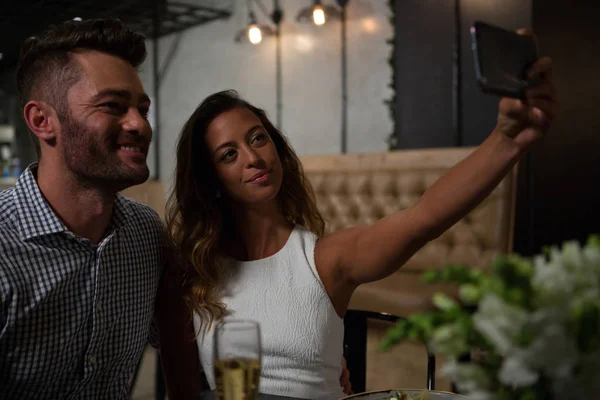 Couple taking selfie with mobile phone — Stock Photo, Image