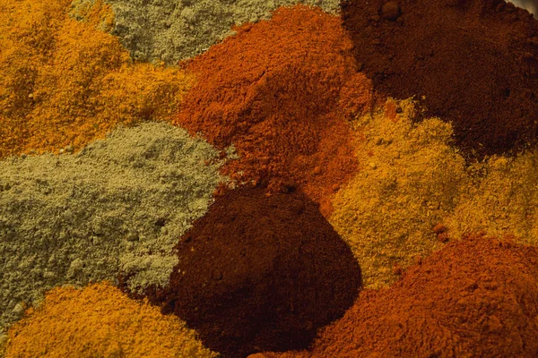 Närbild av kryddor pulver ordnade — Stockfoto