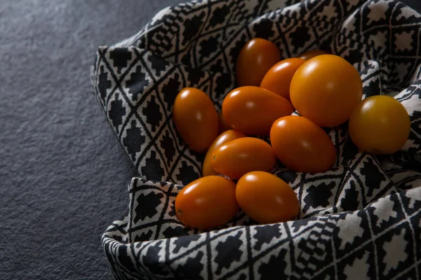 Goldene Beeren auf Stoff — Stockfoto