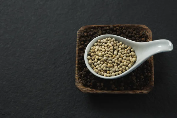 Zwarte peper en witte peper zaden — Stockfoto