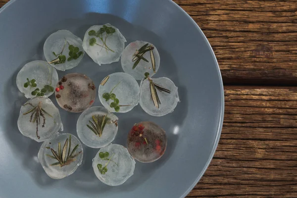 Cubos de hielo con sabor a hierba —  Fotos de Stock