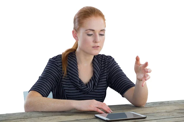 Donna d'affari gesticolando sopra tablet — Foto Stock