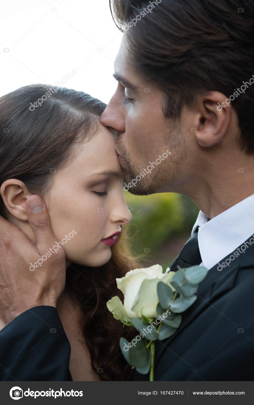 青年男女接吻4k图片-千叶网