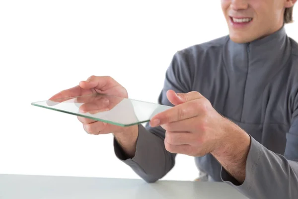 Улыбающийся бизнесмен, дающий стеклянный интерфейс — стоковое фото