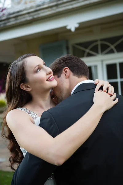 Recién casados abrazándose en parque —  Fotos de Stock