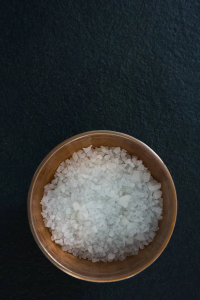 Морская соль в деревянной чаше — стоковое фото
