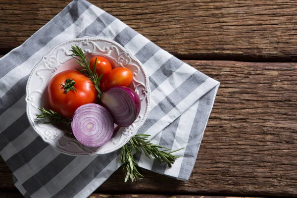 Cipolle fresche pomodori e rosmarino in ciotola — Foto Stock