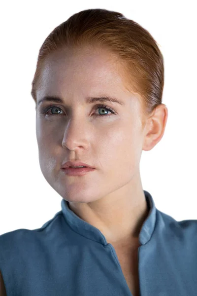 Задумчивая молодая деловая женщина с серыми глазами — стоковое фото