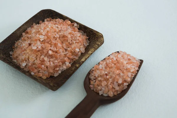 Mořská sůl v dřevěné misce a lopatka — Stock fotografie