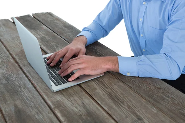 Uomo d'affari che utilizza il computer portatile al tavolo di legno — Foto Stock